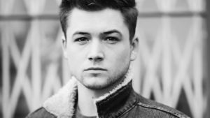 Taron Egerton gör Mumintrollets brittiska röst. Taron Eagerton gör Mumintrollets röst i den brttiska versionen.