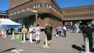 Några av Janitskins supportrar samlades för att protestera mot rättegången. "Yttrandefrihetens hjälte Ilja Janitskin", lyder en av skyltarna som en person höll upp utanför Helsingfors tingsrätt. Några av Ilja Janitskins anhängare är samlade i solen utanför Helsingfors tingsrätt.