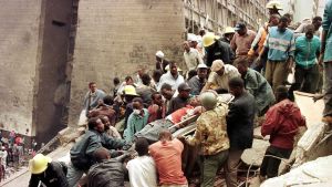 Skadade och döda grävs fram ur rasmassorna efter attacken mot USA:s ambassad i Nairobi 1998. Det var al-Qaidas värsta attack före 9/11. attacken mot usas ambassad i nairobi 1998
