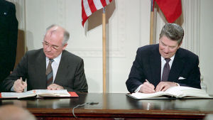 Michail Gorbatjov och Ronald Reagan undertecknade INF-avtalet år 1987, vilket sågs som ett symboliskt slut på kalla kriget mellan USA och Sovjetunionen Michail Gorbatjov och Ronald Reagan undertecknade INF-avtalet år 1987, vilket sågs som ett symboliskt slut på kalla kriget mellan USA och Sovjetunionen