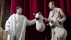 Inför den första Muminpjäsen. På bilden Patrick Henriksen som Mumintrollet och Mitja Sirén som Poppius. Patrick Henrichsen och Mitja Sirén i Tove på Svenska Teatern.