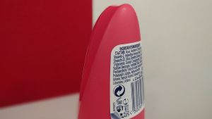 Antiperspirant innehåller aluminum, som finns med på CoRAP-listan. närbild på innehållsförteckningen på en roll-on deodorant/antiperspirant
