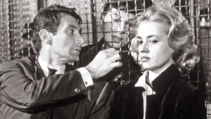 Jeanne Moreau (oik.) elokuvassa Hissillä mestauslavalle.