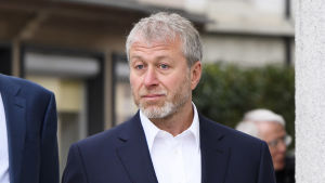 Roman Abramovitj i samband med en rättegång i Schweiz den 2 maj. Europeiska banken för återuppbyggnad och utveckling (EBRD) kräver honom och Gazprom på obetalda skulder. Roman Abramovitj i samband med en rättegång i Schweiz den 2 maj. Europeiska banken för återuppbyggnad och utveckling (EBRD) kräver honom och Gazprom på obetalda skulder.