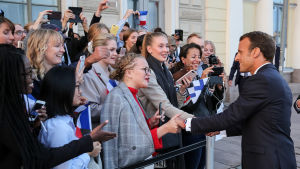 Frankrikes president Emmanuel Macron hälsar på tonåringar från fransk-finska skolan i Helsingfors.