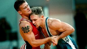 VM-brottaren Yli-Hannuksela i elden 1997 mot Tomas Berzicz. Tomas Berzicz mot Marko Yli-Hannuksela vid VM 1997.