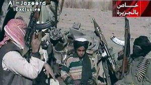 Hamza bin Ladin (i mitten) tillsammans med talibankrigare nära Ghazni, i östra Afghanistan, i november 2001. Hamza bin Ladin (i mitten) tillsammans med talibankrigare nära Ghazni, i östra Afghanistan, i november 2001.