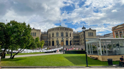 Stortinget badar i solsken.