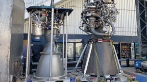 Raptor (t.h.) är en fullflödesmotor av den nya sorten medan den mindre Merlin är en traditionell raketmotor. SpaceX raketmotorer Merlin och Raptor.