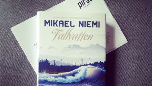 I Mikaels Niemis roman har Saaben en central roll. Pärmbild av Mikael Niemis roman "Fallvatten"
