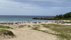 Anakena Beach med sina solbadare utgör en absurd konstrast till de uråldriga statyerna. Påskön