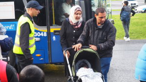 Asylsökande som anlände till Torneå. Arkivbild. Familj kommer med buss från Sverige till Torneå