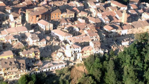 Flygbild från staden Amatrice där många hus har rasat.
