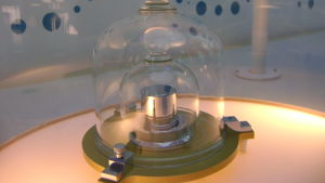 Avbildning av kilogramprototypen vid Cité des Sciences et de l’Industrie i Paris, Frankrike Bild på replika av kilogramprototypen under sina glaskupor