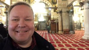 Tomas Ray har bekantat sig med många kyrkorum runtom i världen. man i närbild i kyrka
