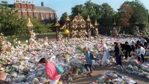 Gatan utanför Dianas hem, Kensington Palace, blev ett blomsterhav. Ett blomhav utanför Kensington Palace som hade varit prinsessan Dianas residens innan hennes död. Hon dog i en bilolycka i paris, 31 augusti 1997.