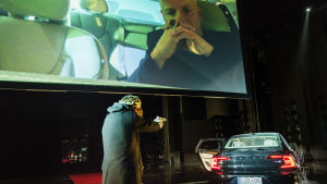 Döda eller inte döda. Hamlet med pistolen och Claudius i elbilen. Scen ur Hamlet.