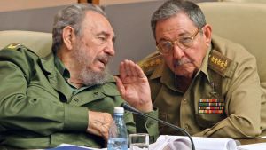 Den legendariska kubanska ledaren Fidel Castro med sin bror Raúl Castro 23.12.2003. Bröderna Fidel och Raúl Castro 23.12.2003