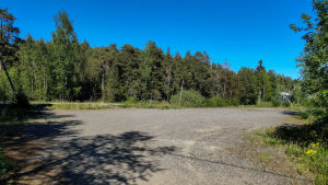 Att parkera vid den privata parkeringen har visat sig vara problematiskt. Ett tomt grusfält.