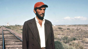 Harry Dean Stanton seisoo erämaassa raiteilla elokuvassa Paris Texas.