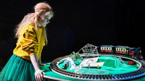 Montera ner och bygga om? Dottern Breeta (Stella Laine) ärver en dröm. Foto från Landet på Svenska Teatern.