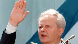 Slobodan Milosevic var Jugoslaviens president 1997-2000 och åtalades för krigsbrott. Han dog år 2006 medan rättegången i Haag ännu var på hälft. Slobodan Milosevic