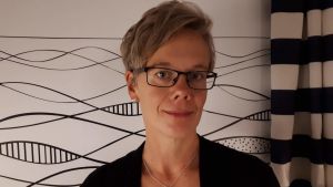 Johanna Boholm-Saarinen, författaren från Kronoby som numera bor på Åland Johanna Boholm-Saarinen