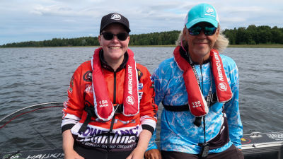 Porträtt av milla Linden och Mika Vornanen som sitter bredvid varandra på relingen till Vornanens båt.