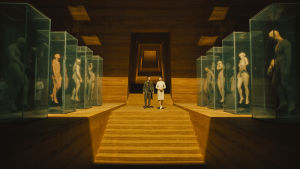 K och Luv vandrar genom en pyramidliknande byggnad full av mänskliga prototyper.
