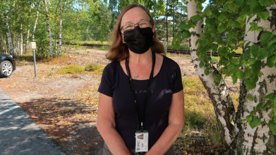 Porträtt av Meja Rönkkö som poserar intill en björk.
