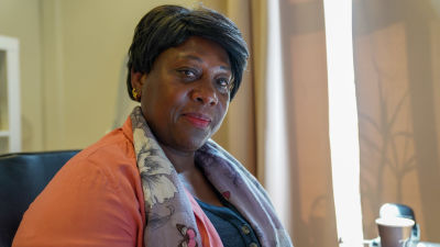 Honorette Muhanzi tittar in i kameran. Hon sitter inomhus.