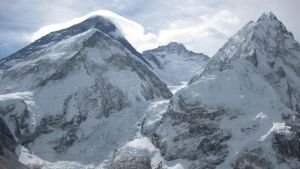 Mount Everest basläger ligger i nedre vänstra hörnet och toppen till vänster. I mitten ligger toppen av berget Lhotse och till höger Nuptse. Baslägret i nedre vänstra hörnet. Till vänster Everest, rakt fram Lhotse, till höger Nuptse och i mitten Khumbu isfallet. Klättrarna är strandsatta just ovanför isfallet i läger 1 på 6100 m höjd. De evakueras för tillfället till baslägret.