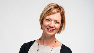 Henkilökuva, Marit af Björkesten, katsoo kohti