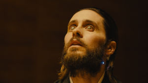 Den blinde ledaren.Jared Leto dyker upp som affärsmagnat med en agenda. Affärsmagnaten Wallace stirrar uppåt med sina icke-seende ögon.