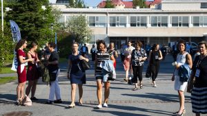 Partifolk på partidagen i Vasa övningsskola. Partifolk på Svenska folkpartiets partidag 2019