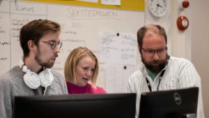 Svenska Yles datajournalister Petter West, Malin Ekholm och Linus Lång är teamet som ansvarar för coronagrafiken. Fotot är taget hösten 2019. Svenska Yles datajournalister Petter West, Malin Ekholm och Linus Lång