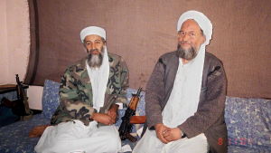 Ayaman al-Zawahiri till höger, med Usama bin Ladin i Afghanistan år 2001. Bilden togs en knapp månad efter terrordåden i USA. Osama bin Laden med sin efterträdare Ayman al Zawahiri år 2001.
