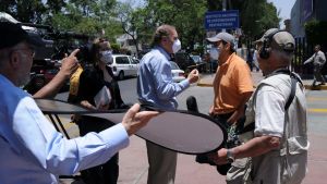 TV-reporter gör intervju utanför ett sjukhus i México under influensautbrottet 2009. TV-reporter gör intervju utanför ett sjukhus i México under influensautbrottet 2009.