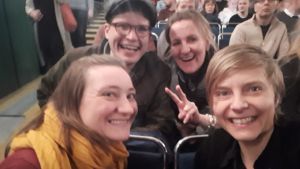 Stand up med Henrik Schyffert på Karelia i februari 2018. På bilden Annina Vartio, Ville Vuorelma, Eva Länsiluoto och Virve Savoila. En bild på människor som sitter i en biosalong och ler mot kameran.