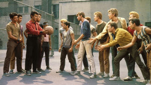 Huikean Oscar-saaliin aikoinaan kerännyt West Side Story nähdään torstaina. Poikaporukka koripallokentällä.