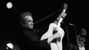 Johnny Cash på scenen med sin gitarr 1997