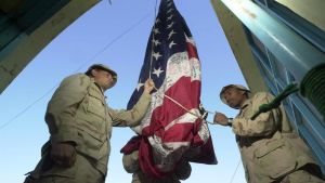 Efterhand har Natos och USA:s närvaro i Afghanistan minskat. Sotilaat nostavat lippua salkoon.