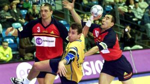 Mats Olsson jämför Rönnbergs spelsinne med Magnus Wislanders. Magnus Wislander försöker göra mål mot Spanien i EM 2000