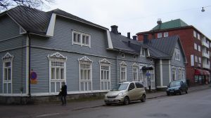 Fasaden mot Biskopsgatan fotograferad för några år sedan. Trähuset vid Biskopsgatan 15 i Borgå