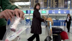 Ny EU-regler om hur mycket vätskor som får föras genom säkerhetskontrollerna på flygplatser trädde i kraft 2006. Arkivbild från 2006