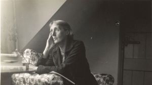 Virginia Woolfs samhällskritik från 1928 är relevant än i dag. Virginia Woolf i Monk's House