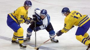 Henrik och Daniel Sedin utmanade Saku Koivu i ishockey-VM 1999 en månad innan de blev draftade av Vancouver Canucks. Henrik och Daniel Sedin utmanade Saku Koivu i ishockey-VM 1999 en månad innan de blev draftade av Vancouver Canucks.