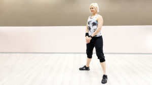 Personal trainer Anu Junnila kyykkää ilman lisäpainoja.