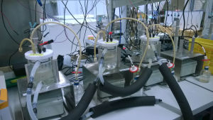 Produktionsanläggningen vid Villmanstrands tekniska universitet. En produktionsanläggning med behållare som är lika stora som kaffekoppar i ett laboratorium.