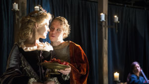 Milka Ahlroth och Heikki Pitkänen som drottning Elisabet och lord Hastings. Till höger musikern Mila Laine. Milka Ahlroth och Heikki Pitkänen i Rikhard III på Nationalteatern.